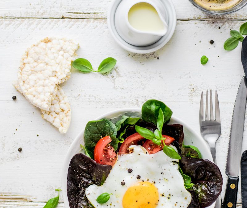 flat-lay photography of lettuce with fried egg and flatbread